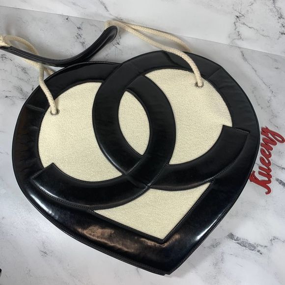 โโ CHANEL 09C Heart Bag CC Patent Terry Ocean Drive Shoulder Handbag Black/White - Picture 5 of 16